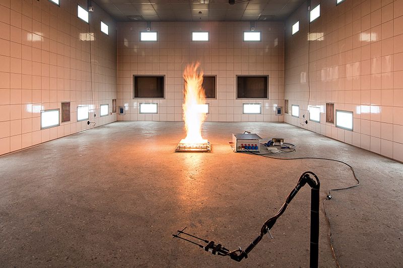 Pyrolyseschwel-, Flüssigkeits-, Polyurethan- und Baumwoll-Glimmschwelbrand waren nur einige der Tests im großen Brandraum im Siemens Fire-Lab. Im Gaslabor werden Brandgas-Cocktails mit bis zu 16 unterschiedlichen Gasen getestet.