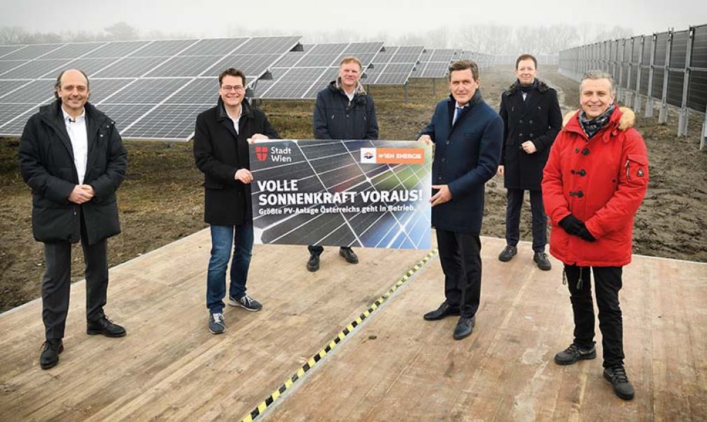 Foto: Die neue Photovoltaik-Anlage in Wien-Donaustadt, Anfang April von Stadt Wien und Wien Energie eröffnet, deckt den Bedarf von rund 4.900 Haushalten. Ein Teil des Areals dient zudem von April bis Oktober als Weidefläche für Schafe. 
