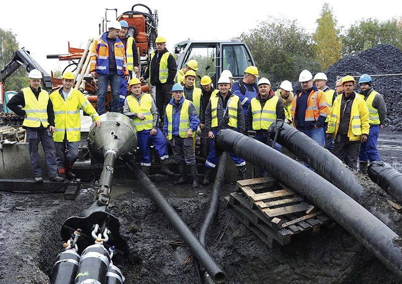 Foto: Verlegt wurde eine Rohrleitung mit Innenwellrohren aus Edelstahl, welche die thermisch bedingte Längsausdehnung der Rohrleitung kompensieren können.