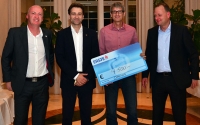 Günther Neubauer (Omega), Christian Lamprecht (Keusch Premium), Harald Jankovits (Sterntalerhof) und Wolfgang Streif (Erste Bank) mit dem Spendenscheck.