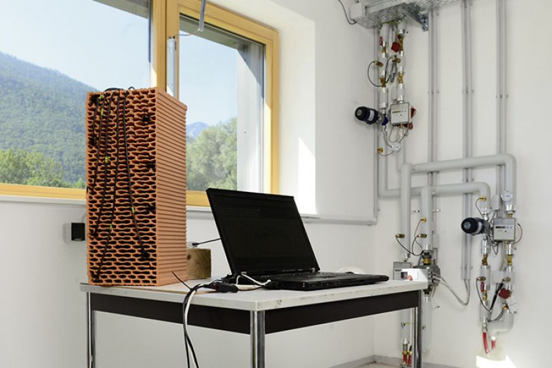 Foto: Der Simulationsraum zeigte, dass Gebäude mit einer einschaligen Hülle aus 50 cm Planziegeln mit einem U-Wert von 0,15 W/m²K um 18 Prozent weniger Energie verbrauchen als im Energieausweis errechnet.