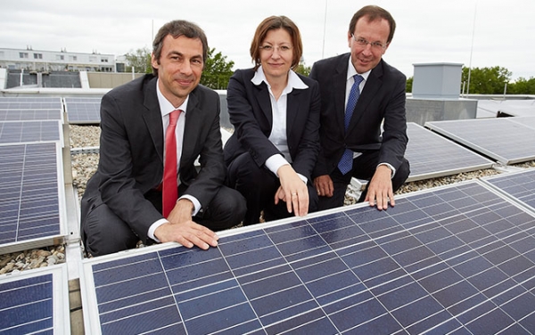 HTL-Direktor Stefan Wenka, Wien-Energie-Geschäftsführerin Susanna Zapreva und BIG-Geschäftsführer Wolfgang Gleissner eröffnen eine PV-Anlage in Favoriten.