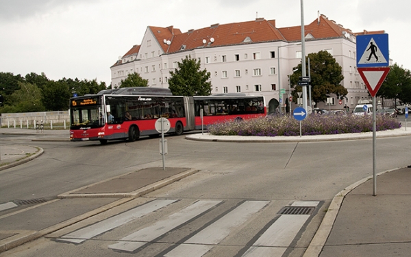 Dass sich Betonstraßen auch im Alltag bewähren, zeigt der gute Zustand, in dem sich etwa der über zehn Jahre alte Kreisverkehr Grillgasse in Simmering befindet.
