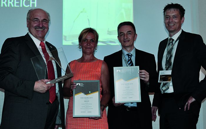 Joachim Adam (r.) vom Veranstalter Pentadoc zeichnet Josef Neumayer (l.) und Henrika Paulus von Wiener Wohnen sowie Günter Bryndza von CSC mit dem ECM-Award 2013 aus.