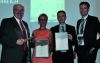 Joachim Adam (r.) vom Veranstalter Pentadoc zeichnet Josef Neumayer (l.) und Henrika Paulus von Wiener Wohnen sowie Günter Bryndza von CSC mit dem ECM-Award 2013 aus.