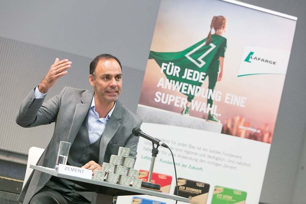 Foto: Der neue CEO von Lafarge Österreich und Central Europe, Berthold Kren, will bis 2040 den CO2-Anteil im Zement von derzeit 550 kg auf 50 kg drücken. Und für den Rest will er »auch noch eine Lösung finden«.
