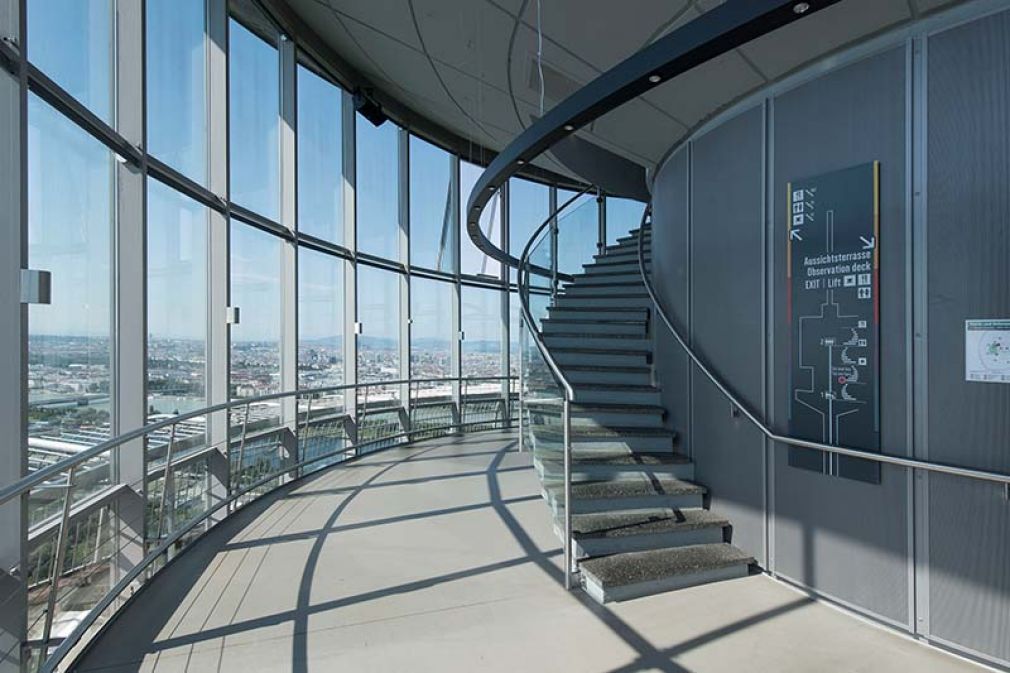 Foto: Eine wesentliche Herausforderung beim Verlegen der Fliesen waren die vielen Rundungen im Donauturm.