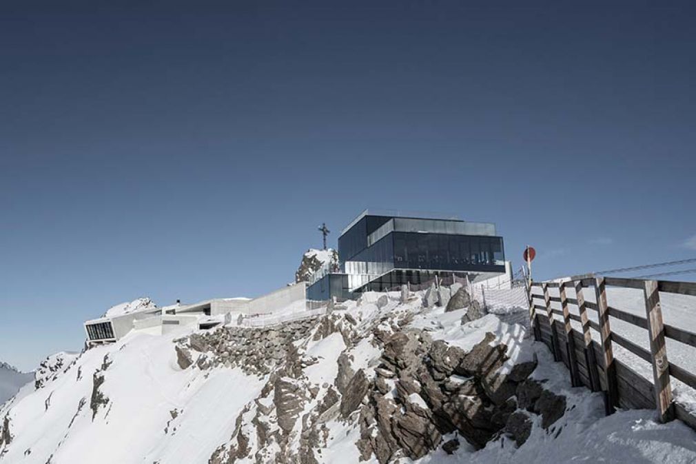 Foto: Rechts das Restaurant ice Q, das im Film »Spectre« zur Hoffler Klinik wird. Links die Betonkuben der neuen James Bond Erlebniswelt »007 Elements«.