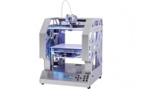 Der 3D-Drucker lässt sich über USB steuern oder die Druckdaten kommen direkt von einer SD-Karte.