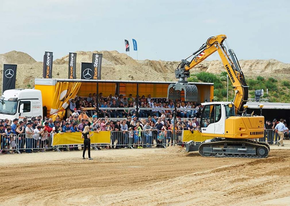 Foto: Auch 2018 wird nicht nur ein Querschnitt des Produktportfolios von Liebherr, Mercedes und Trimble gezeigt, es darf und soll auch wieder selbst Hand angelegt werden.