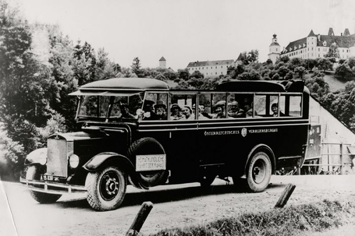 Foto: Urlaub, anno 1930: Österreich-Rundfahrt im Verkehrsbüro-Bus. 