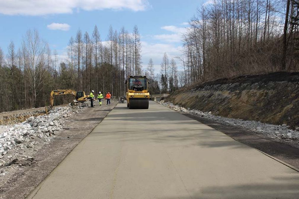 Foto: Der Walzbeton auf der 500 Meter langen Teststrecke in der Steiermark verbindet die Vorteile von Betonstraßen wie Langlebigkeit, Strapazierfähigkeit und geringe Wartungskosten mit dem raschen Einbau von Asphaltstraßen.