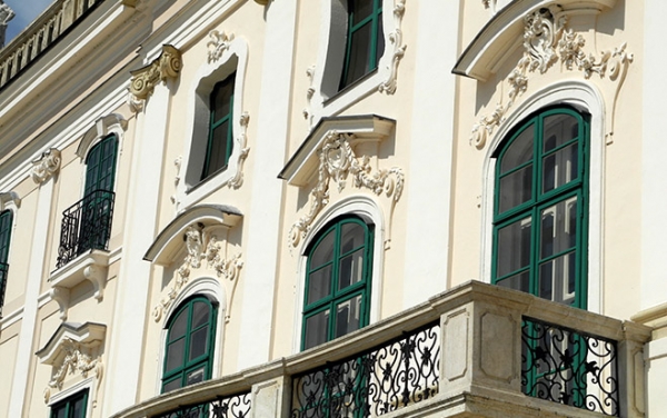 Klassische Kastenfenster im Schloss Esterhazy im ungarischen Fertöd.