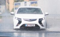 Sehr zufriedenstellendes Fahrverhalten des Opel Ampera auf regennasser Straße.