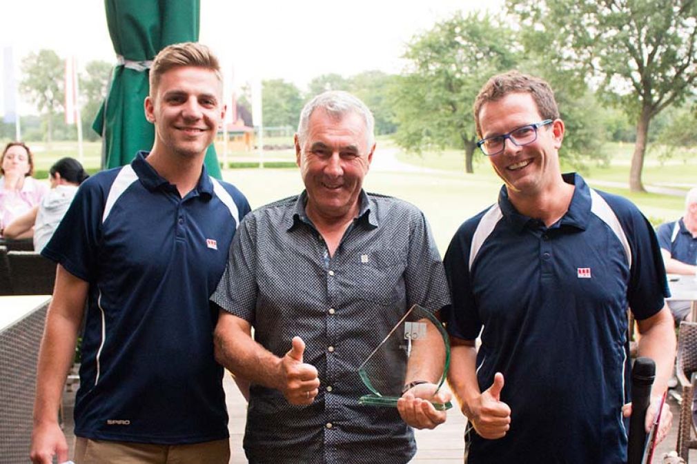 Foto: Freude über den Hauptgewinn bei der Siegerehrung (v.l.n.r.): Daniel Sattler (ACO), Walter Püribauer (Sieger Brutto) und Andreas Binder (ACO). 