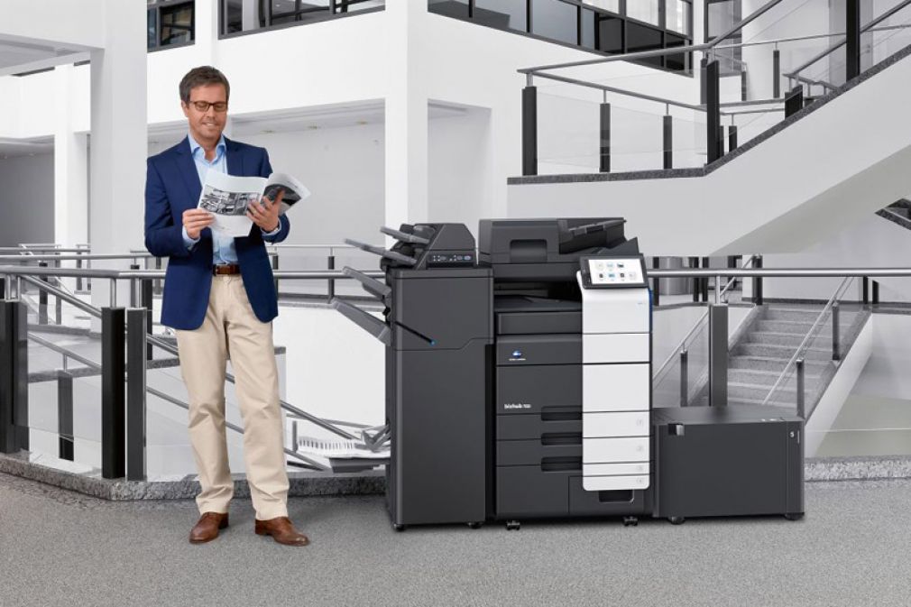 Der "bizhub 750i" in Büro-Action.