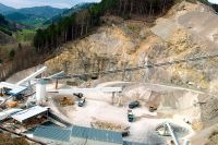 Das Seilfördersystem Rope-Con transportiert auf 287 Metern vom Zwischenbunker zum Zwischensilo jede Stunde 250 Tonnen Material.